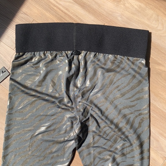 Tahari sport animal print zebra or tiger print legging M - Picture 8 of 16